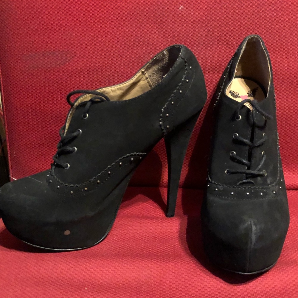 Suede lace up booties. Black.